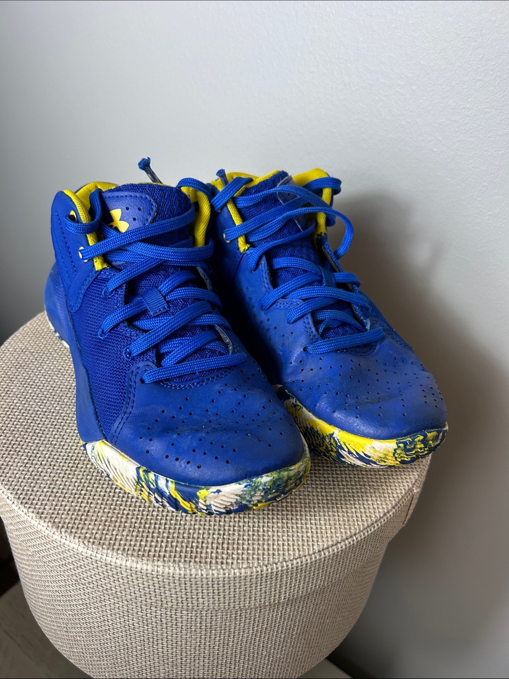 Under Armor Sneaker Youth size 4